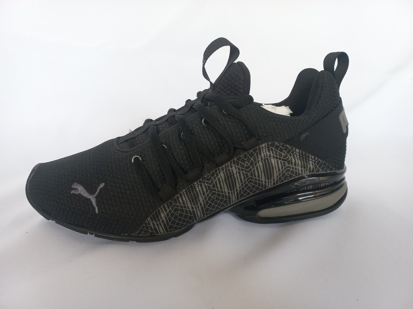 Puma Axelion negros con detalles en gris