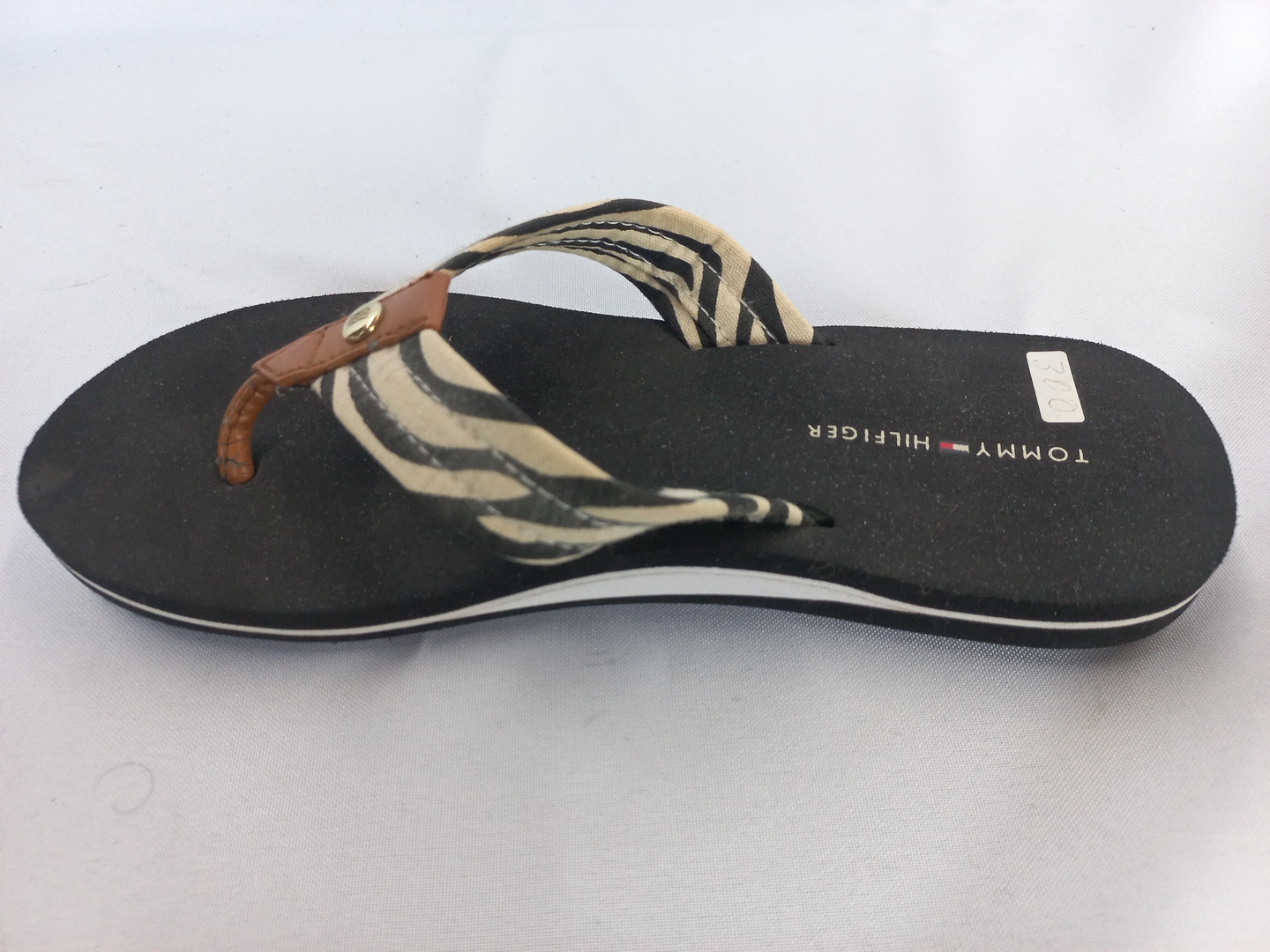 Tommy Hilfiger chanclas negras con tiras animal print